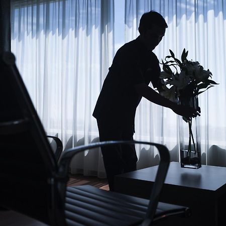 Hotel Pullman Kuching Exterior foto A chambermaid at work
