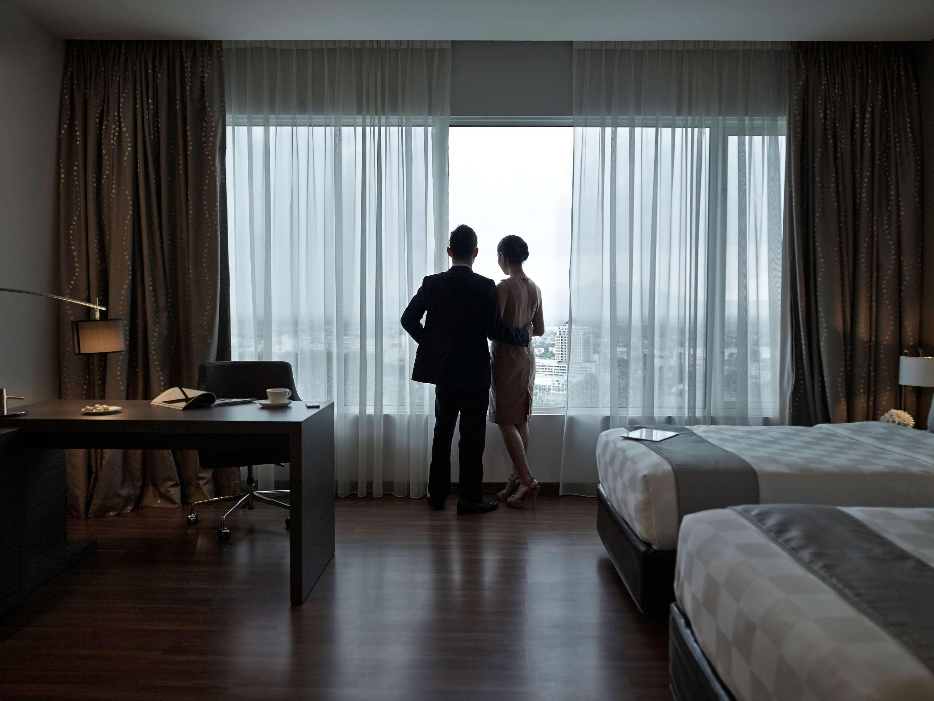 Hotel Pullman Kuching Exterior foto A hotel room