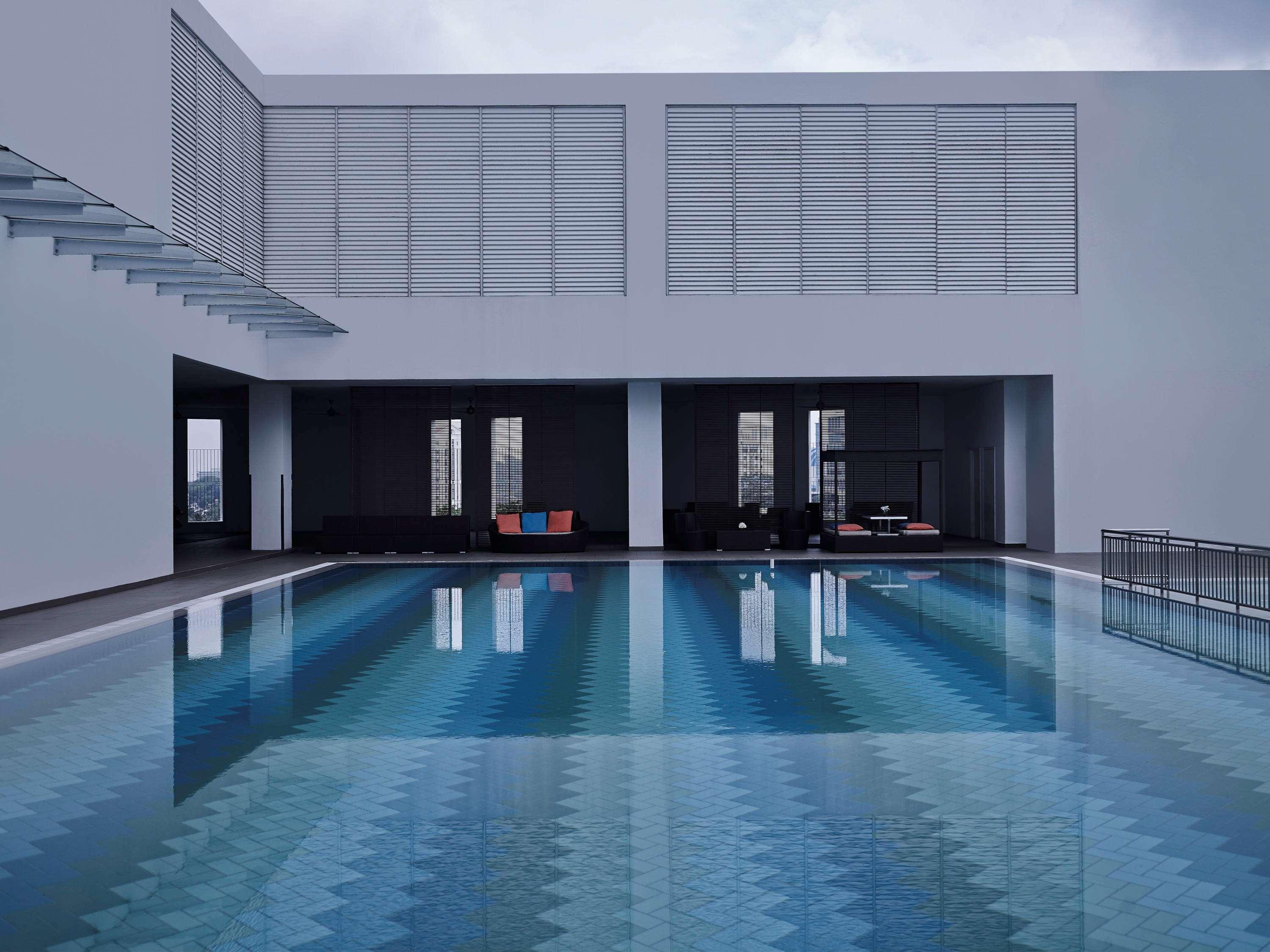 Hotel Pullman Kuching Exterior foto The swimming pool