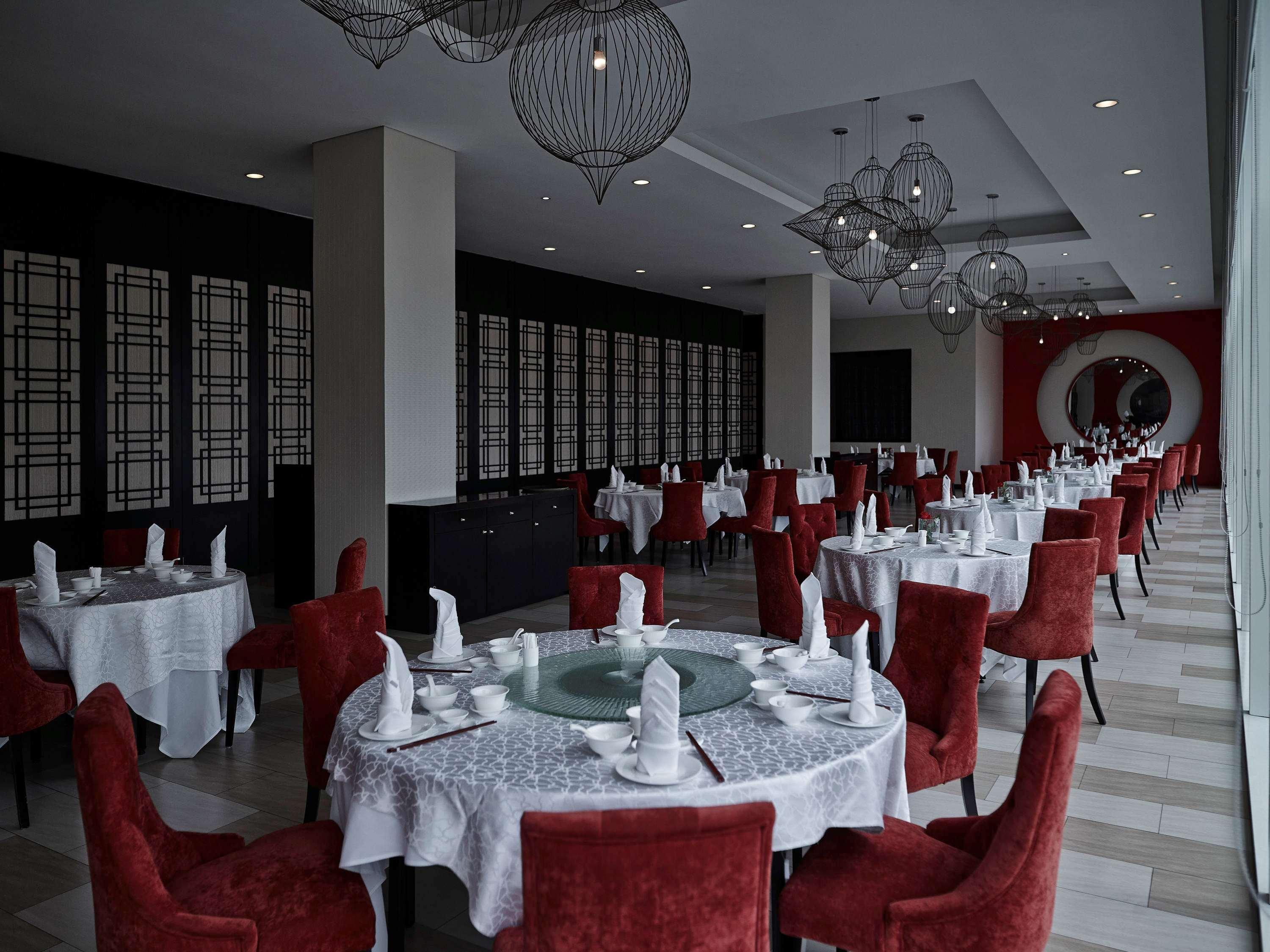 Hotel Pullman Kuching Exterior foto Interior of the restaurant