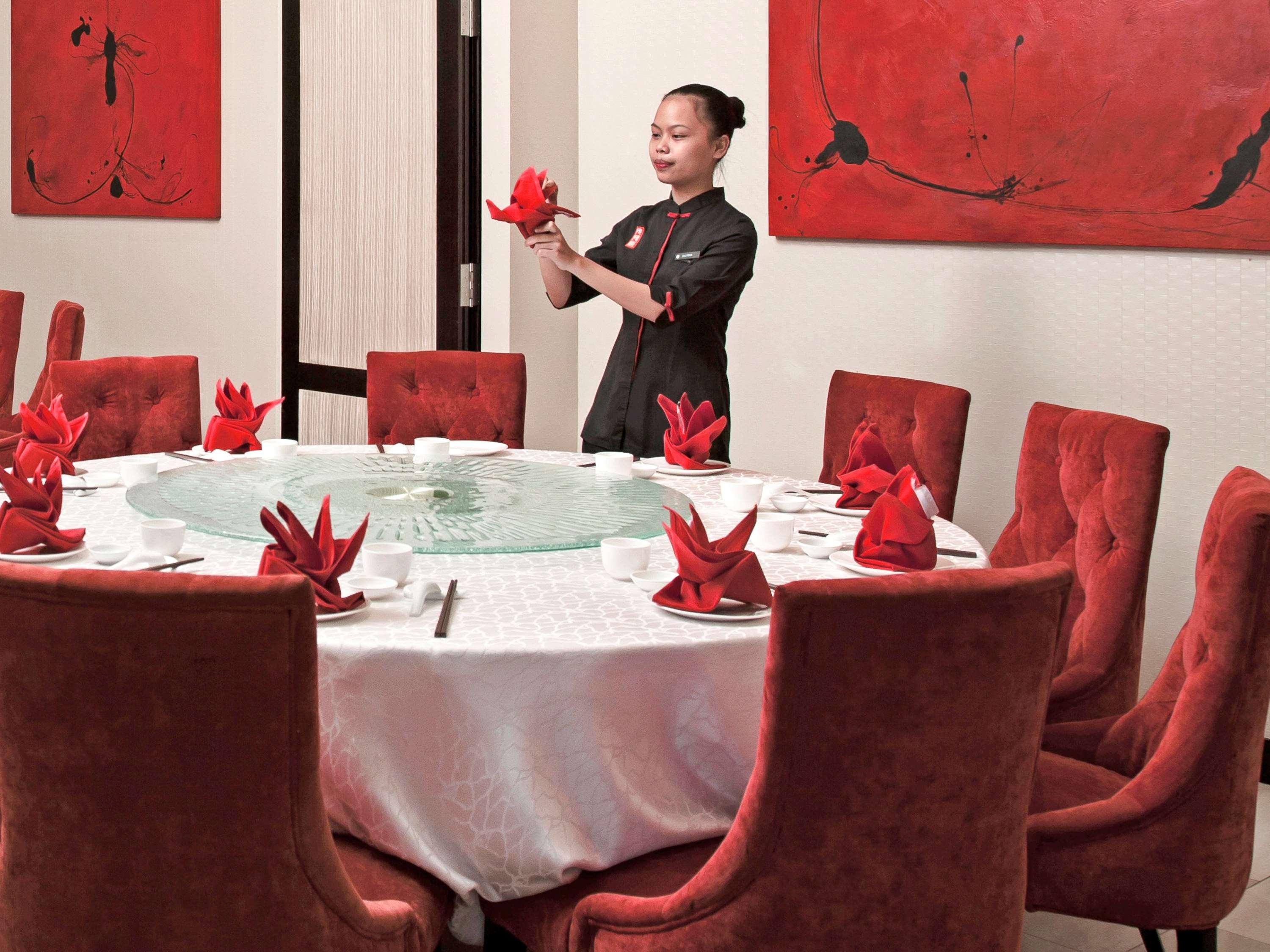 Hotel Pullman Kuching Exterior foto A restaurant in Hanoi