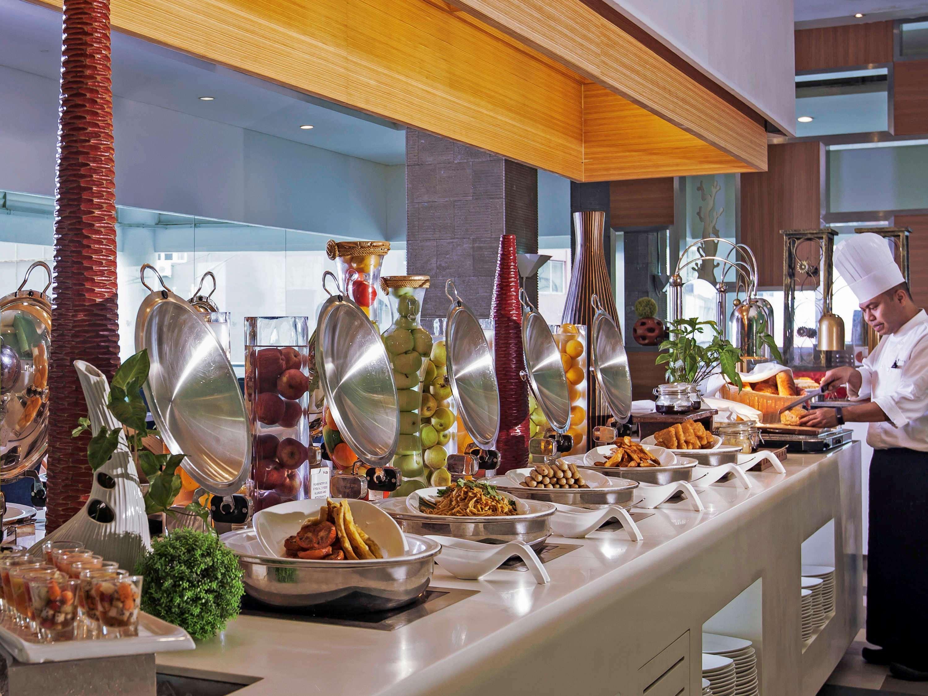 Hotel Pullman Kuching Exterior foto A buffet at a hotel