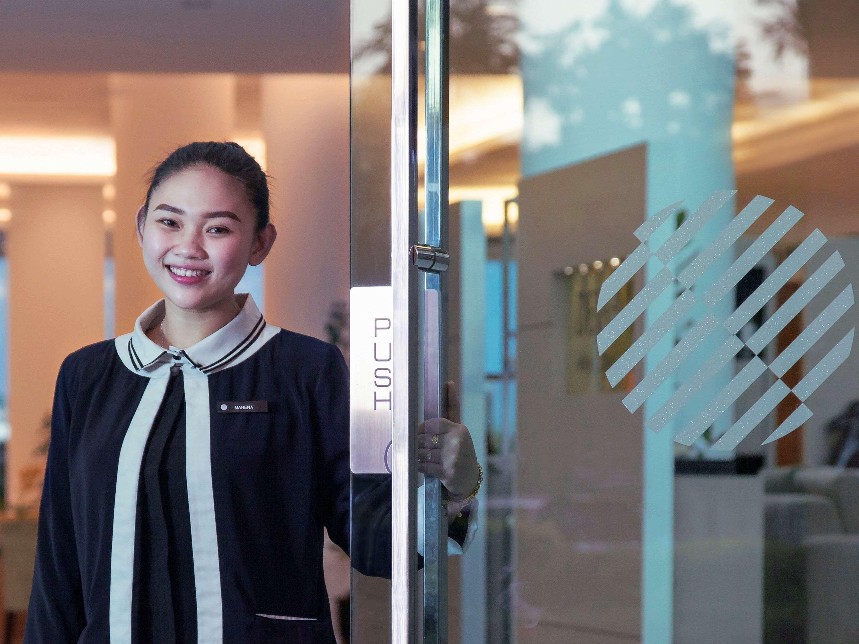 Hotel Pullman Kuching Exterior foto A Thai woman working at a hotel