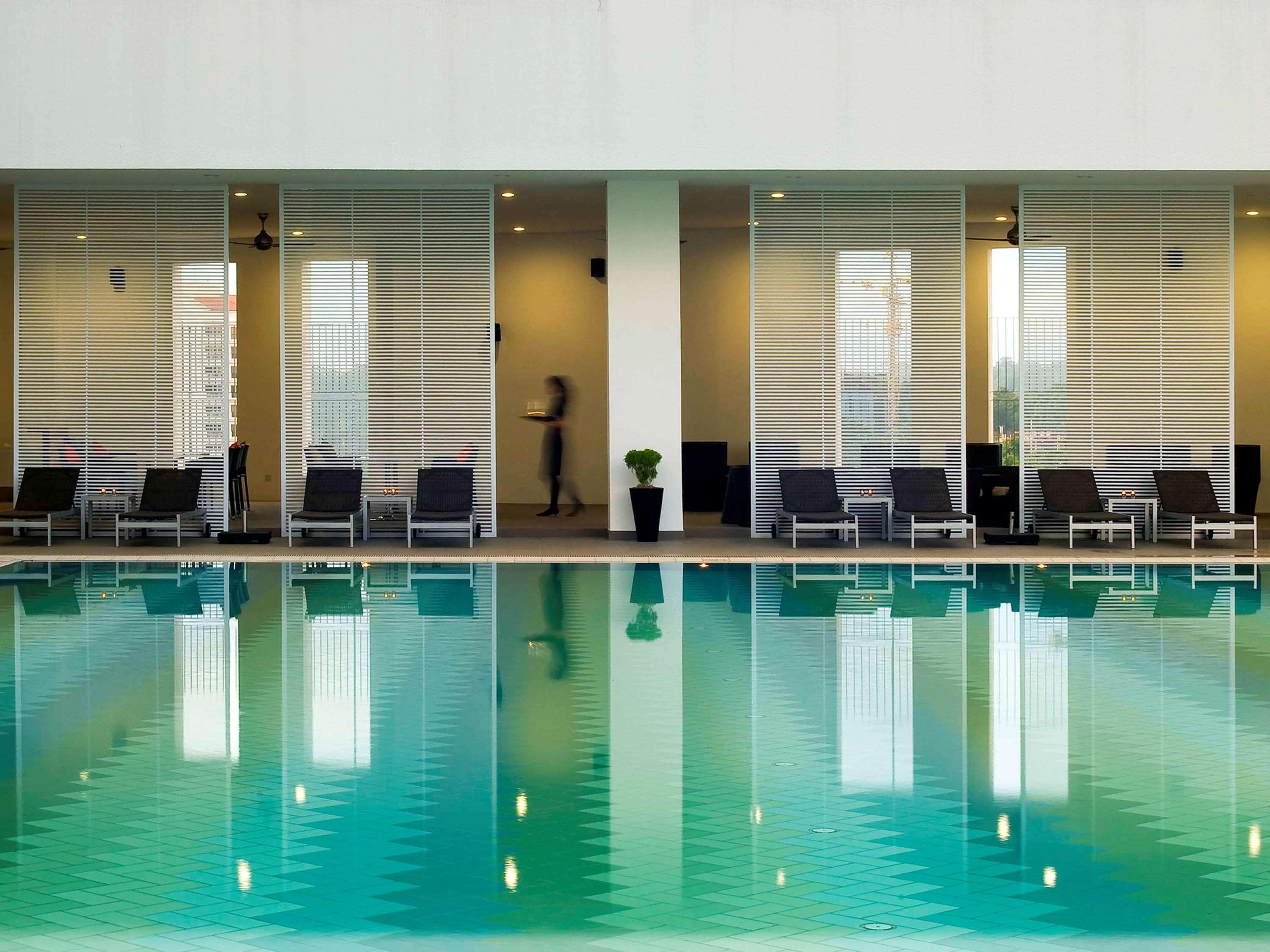 Hotel Pullman Kuching Exterior foto The swimming pool at the hotel