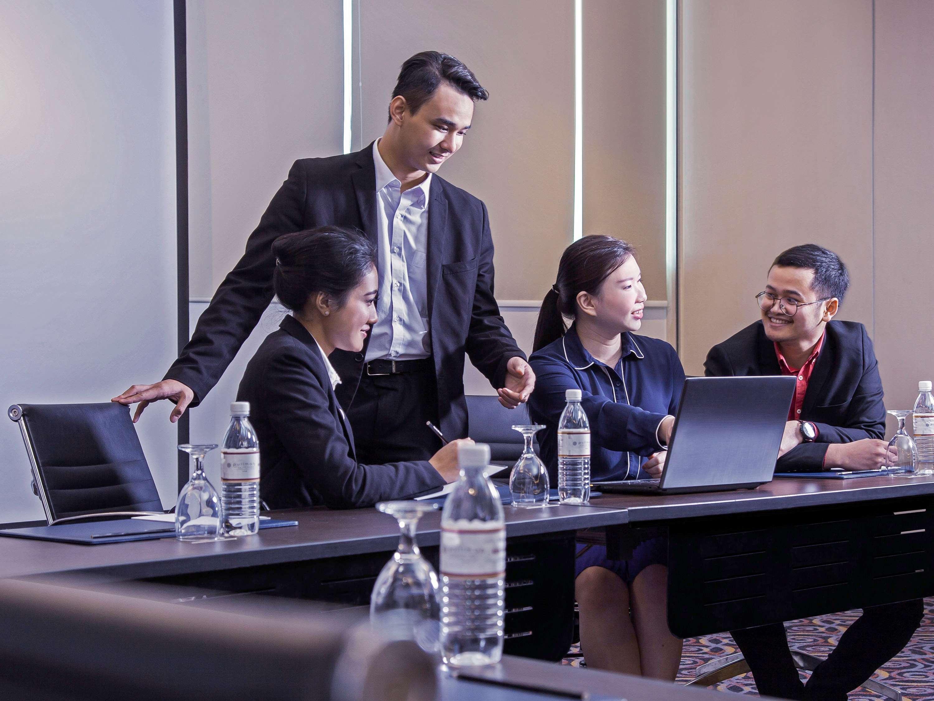 Hotel Pullman Kuching Exterior foto A meeting in progress