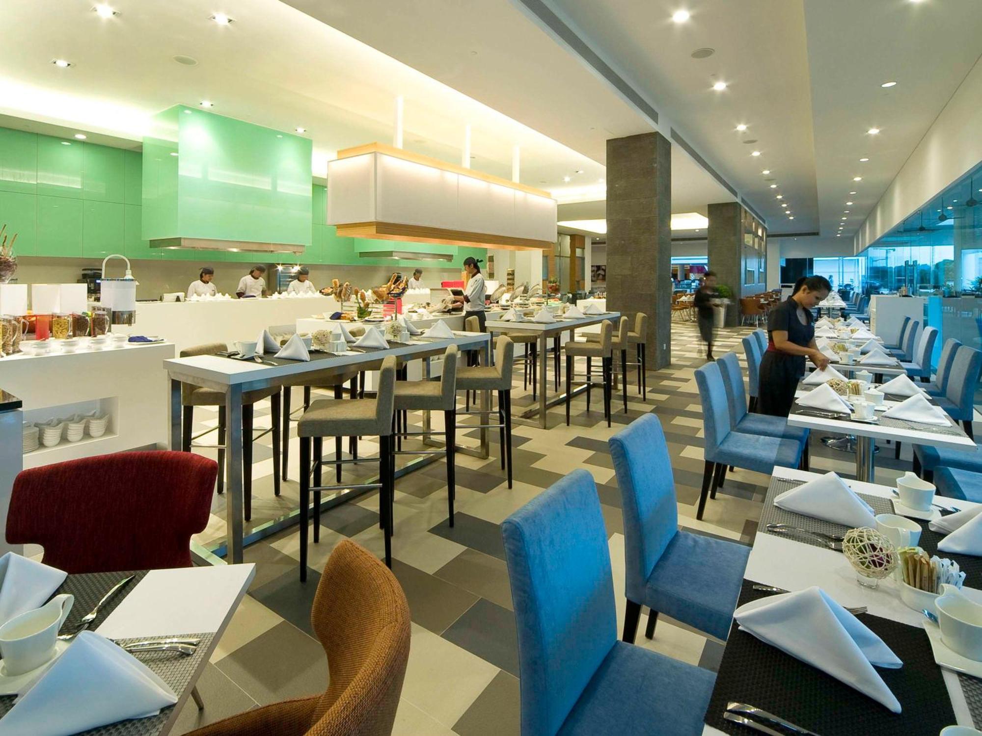 Hotel Pullman Kuching Exterior foto The buffet at the lobby
