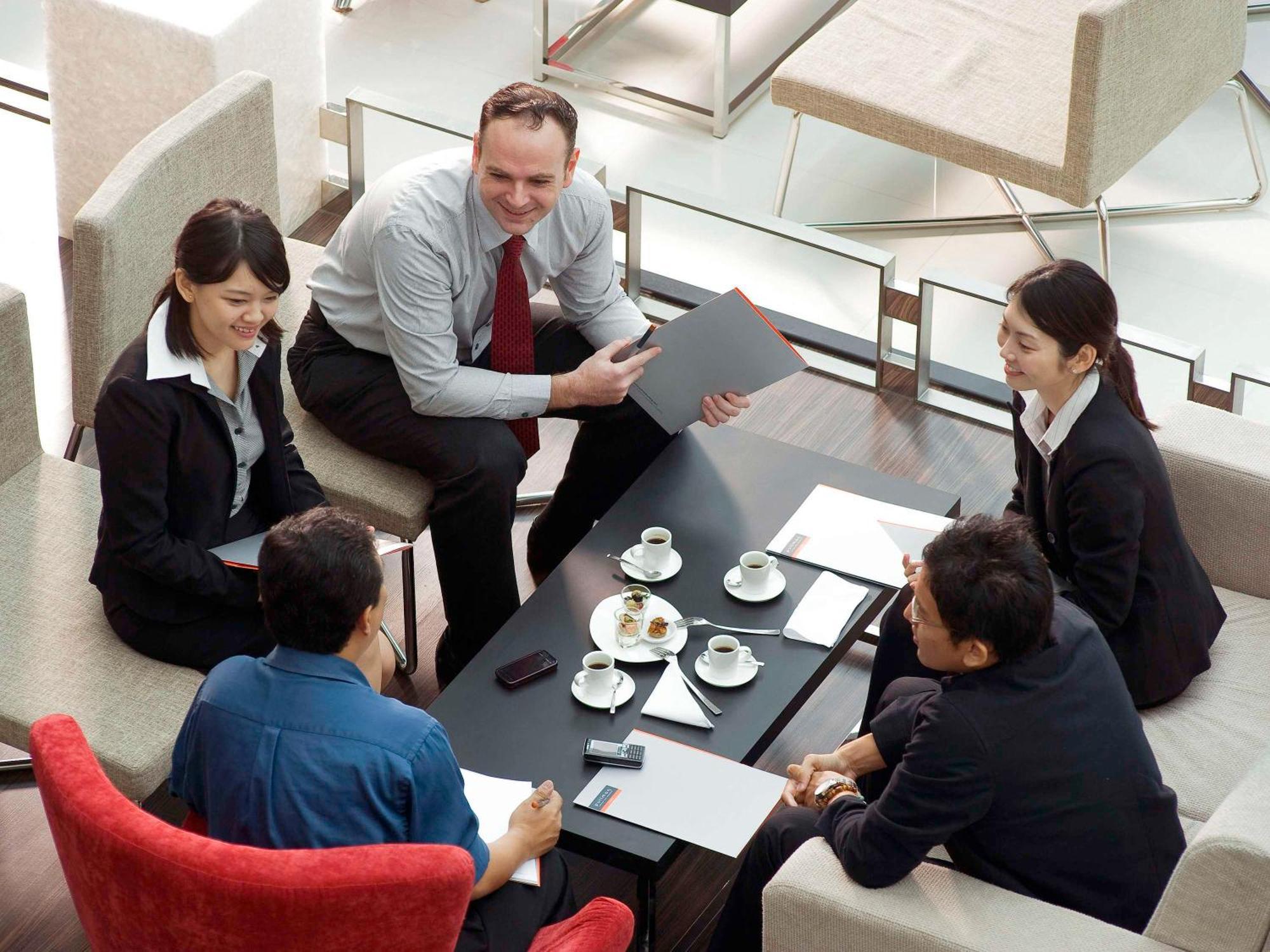 Hotel Pullman Kuching Exterior foto A team of businesspeople