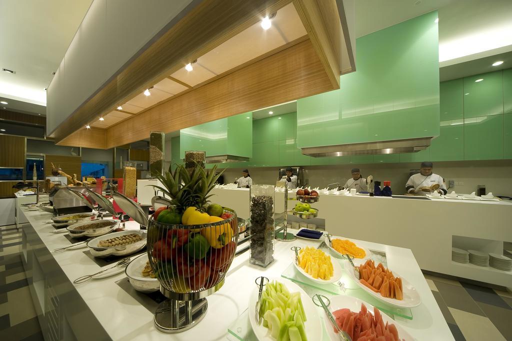 Hotel Pullman Kuching Restaurante foto A buffet at a hotel