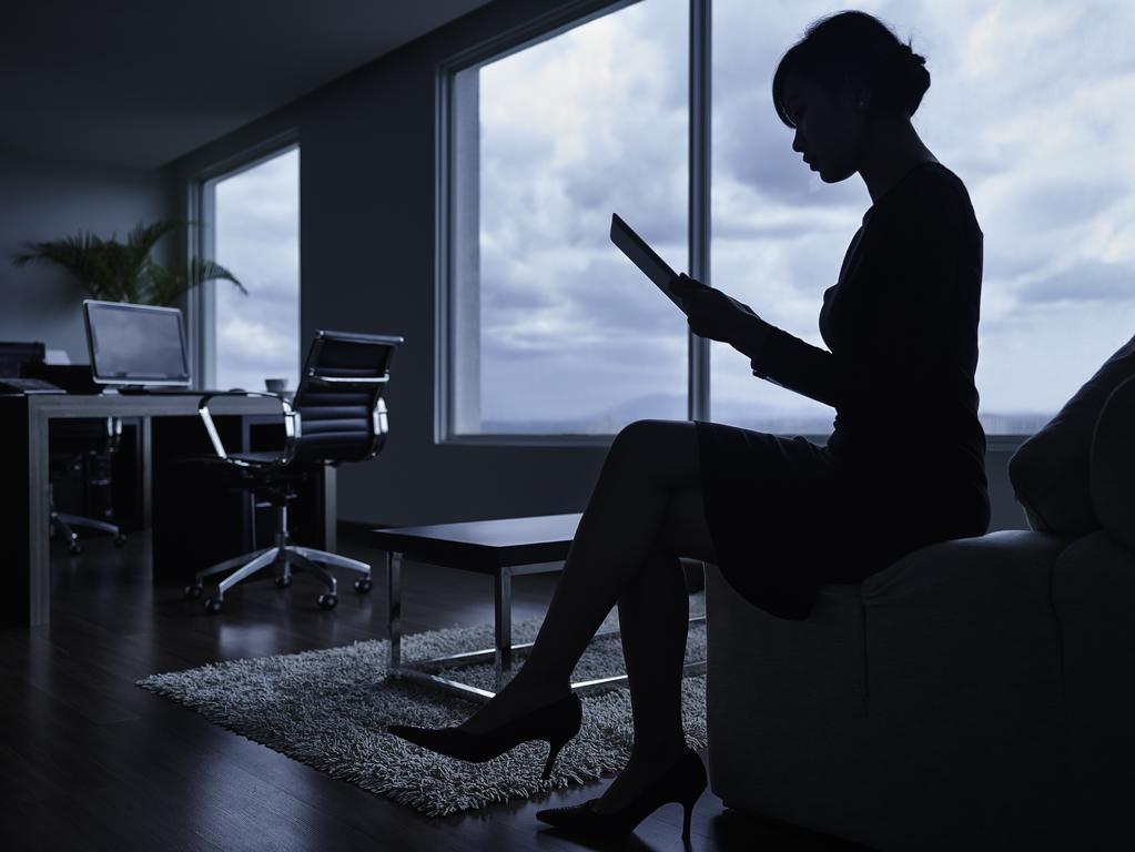 Hotel Pullman Kuching Exterior foto A woman working in a dark office