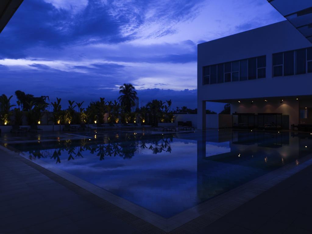Hotel Pullman Kuching Exterior foto The pool at the hotel